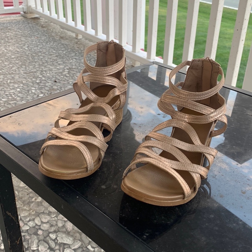 #441 MÍA size 5, cute details, small heel,comfy! Lightly worn but will wash them